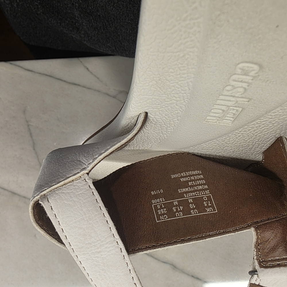 Clarks Cushion Soft Women’s White Dual-Strap Leather Sandals Size 10 - Picture 5 of 5